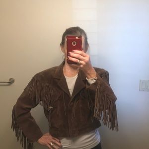 Cropped suede jacket with fringe.